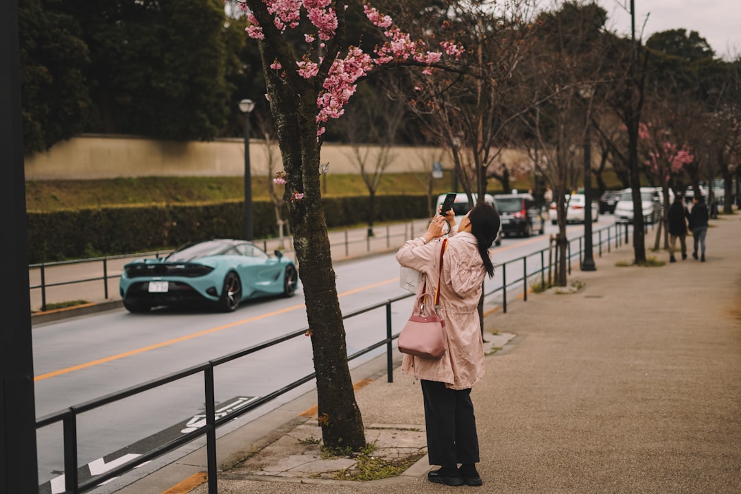 街を歩く女性