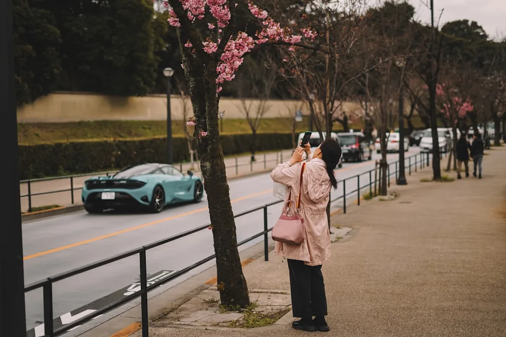 街を歩く女性
